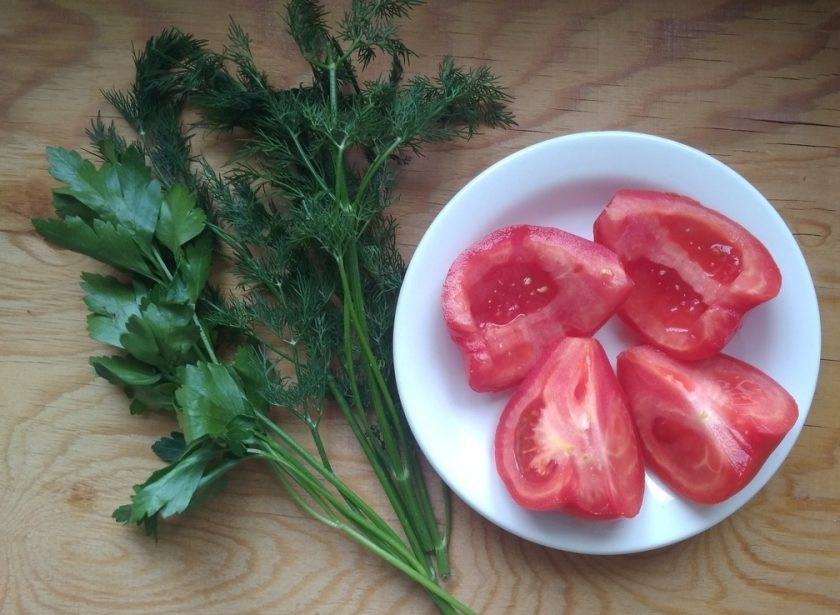 1. Этап. Лодочки из помидоров с начинкой: 2. Разрежьте помидор на 4 равных части. Удалите большую часть мякоти, оставив немного по краям.