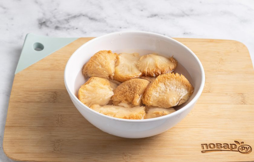 1. Этап. Жареные грибы ежовики: Вымачивайте так грибы еще пару раз, пока вода после них не будет оставаться прозрачной. После этого их можно готовить.