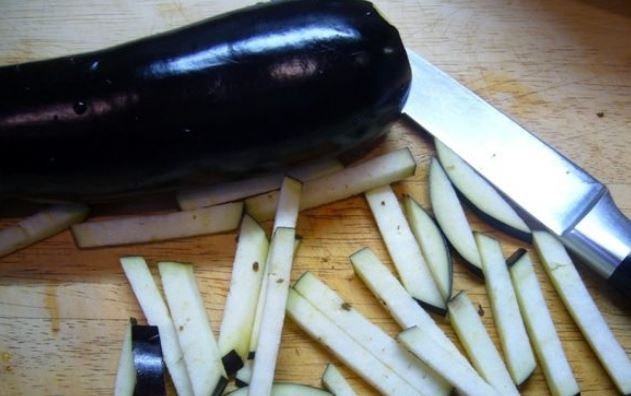 1. Этап. Телячье филе в томатном соусе: Баклажаны нарежьте брусочками, посолите и залейте водой на 20 минут.