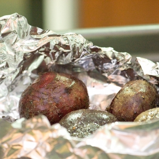 1. Этап. Салат из свеклы и яблок: Солим, перчим и ставим в духовку, разогретую до 130 градусов. Запекаем до готовности свеклы - приблизительно 35 минут (зависит от величины свеклы).