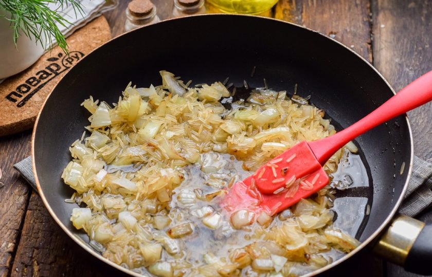 1. Этап. Ризотто с креветками: Влейте белое вино в сковороду, выпарите алкоголь в течение 2-3 минут на высоком огне.