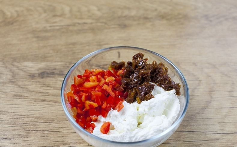 1. Этап. Грудка с фасолью: Вяленые помидоры и сладкий перец нарезаем на мелкие квадратики, перекладываем в глубокую миску. Добавляем к ним мягкий сыр, солим, посыпаем перцем и тщательно все перемешиваем.