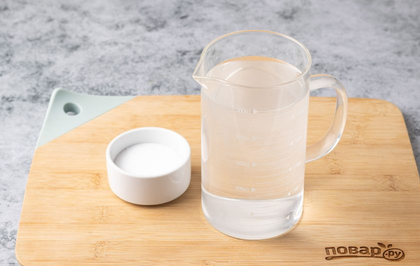 1. Этап. Соленые зеленые помидоры: Для рассола растворите в чистой кипяченой воде соль.