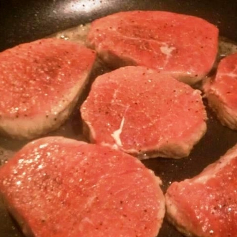 1. Этап. Медальон из говядины: Когда масло будет горячим, выкладываем в него наши медальоны. Обжариваем полторы-две минуты с одной стороны...