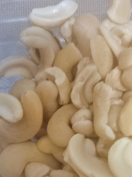 1. Этап. Макароны с ароматным соусом: В довольно глубокой ёмкости вскипятить воду, убавить огонь, добавить орешки кешью и варить их 8 минут.