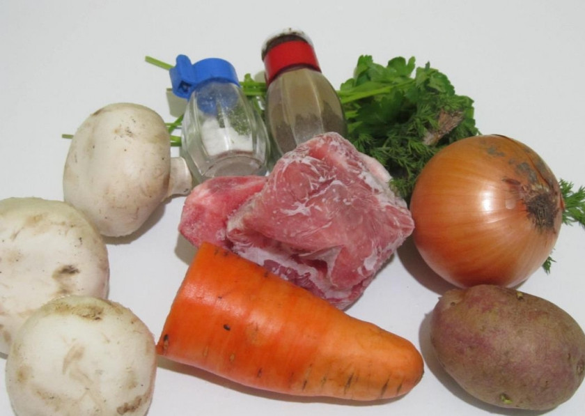 1. Этап. Суп вермишелевый с грибами: Приготовьте все необходимые ингредиенты для вермишелевого супа с грибами.