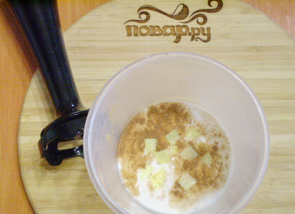 1. Этап. Кефир с корицей и имбирем: В чашу для блендера наливаем кефир, добавляем корицу и имбирь. Взбиваем до однородного состояния.