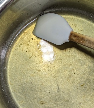 1. Этап. Лимонно-мандариновый миндальный пирог: Влить выдавленный лимонный сок. Сахар станет комком, не пугайтесь, он растворится постепенно. Проварить сироп пару минут.