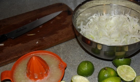 1. Этап. Севиче из креветок: Лук очистите и нашинкуйте полукольцами. Засыпьте его 3 ст. ложками соли. Оставьте мариноваться на 20 минут. Затем промойте его и отожмите. Добавьте 0,5 ч. ложки сахара и 1 ст. ложку сока лайма. Оставьте лук мариноваться на полчаса.