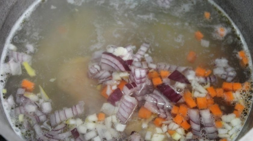 1. Этап. Суп со щавелем и крапивой: Овощи добавьте в бульон. Варите суп ещё 10-15 минут.