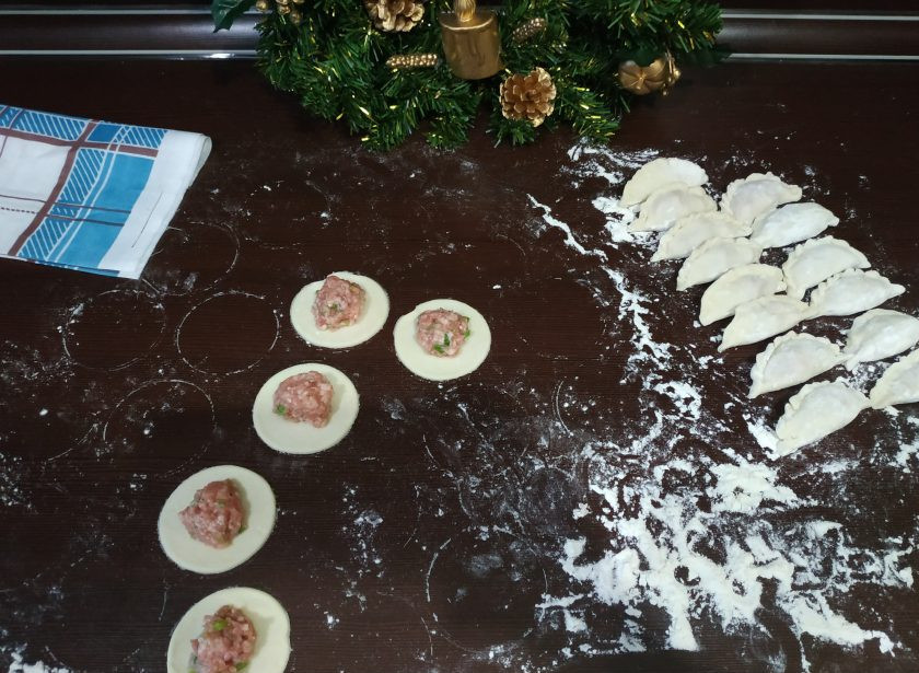 1. Этап. Цзяоцзы: Далее защипните пельмени как вареники. В целом, их можно сделать любой формы, но я решила придерживаться традиционной и удобной, лично для меня, формы.