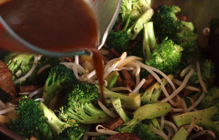 1. Этап. Говядина диетическая: 6. Сделайте соус из оставшегося соевого соуса, вина, воды, сахара, молотого перца, крахмала. Влейте его в сковороду, перемешайте и прогрейте 1-2 минуты.