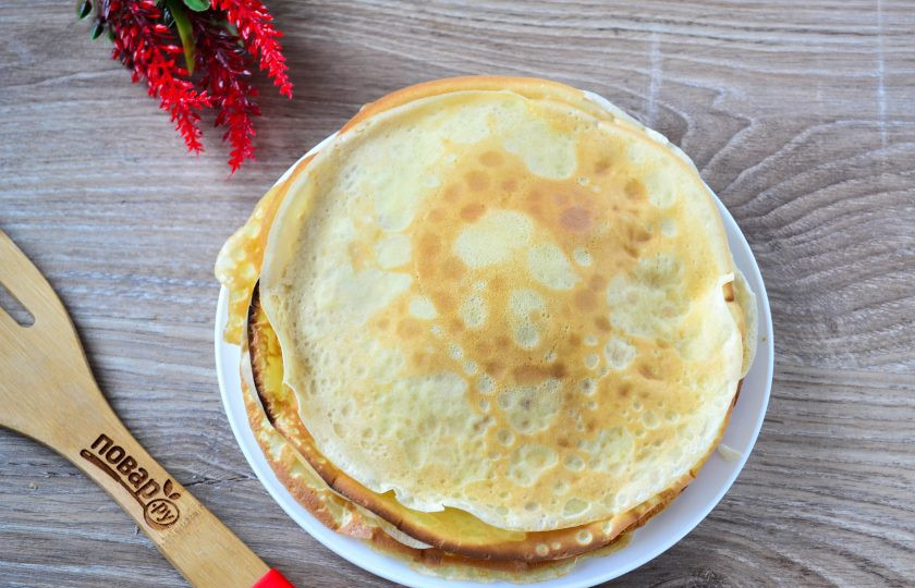 1. Этап. Блинница: Пожарьте тонкие блины на сковороде, смазанной небольшим количеством растительного масла.