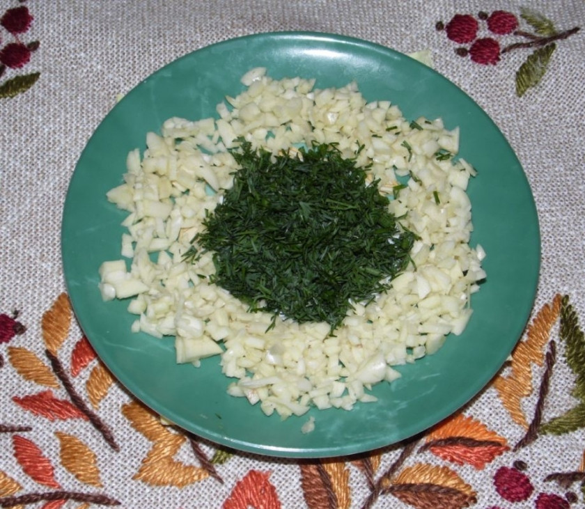 1. Этап. Шампиньоны на шампурах: Зубчики чеснока очистите. Их нужно мелко нарубить. В целях экономии времени чеснок можно пропустить через чеснокодавку. Укроп хорошо промойте и высушите, а затем измельчите его. Смешайте оба ингредиента.