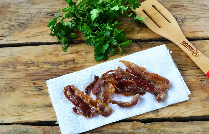 1. Этап. Пикантный слоеный пирог с беконом и глазуньей: Тем временем поджарьте бекон. Не забудьте его слегка присолить и поперчить.