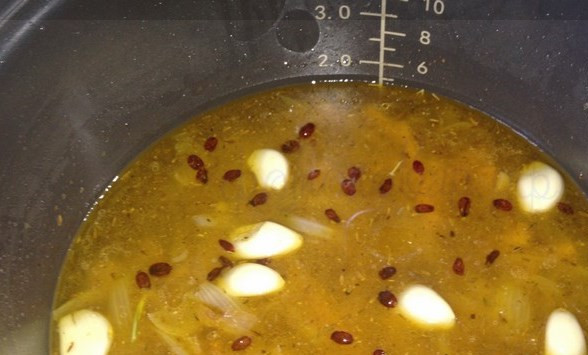 1. Этап. Плов из бурого риса: Заливаем кипятком. Готовим на программе 