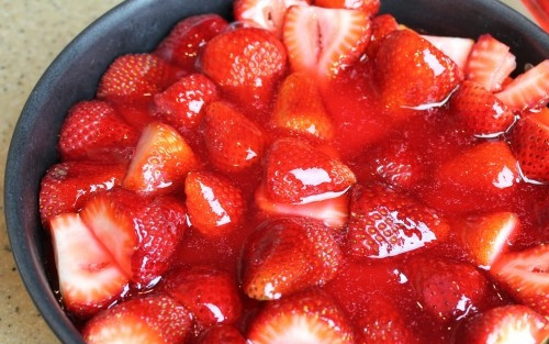 1. Этап. Творожный пирог с клубникой: 5. Вот и все! Когда желе полностью застынет, можно доставать пирог из формы и подавать к столу!