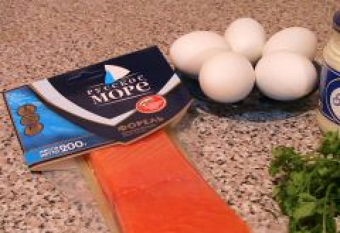 1. Этап. Яйца, фаршированные семгой: Подготовьте продукты.