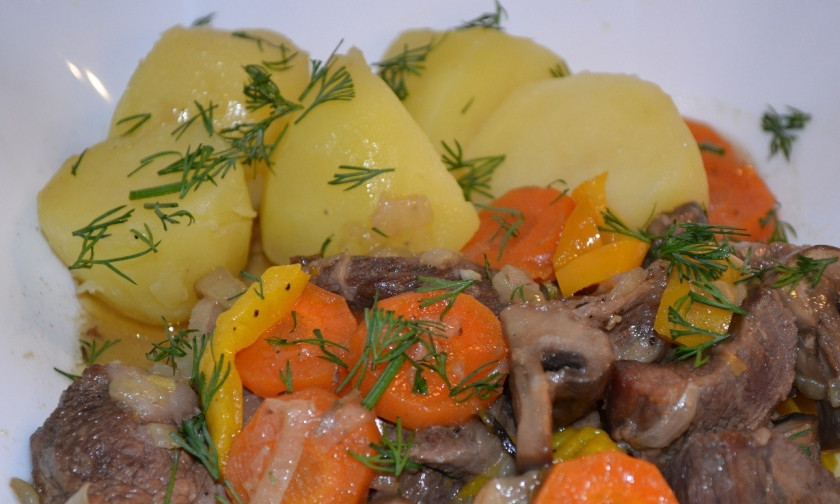 1. Этап. Говядина с шампиньонами: Готовую говядину с шампиньонами подаем с отварным картофеле и овощами. Приятного аппетита!