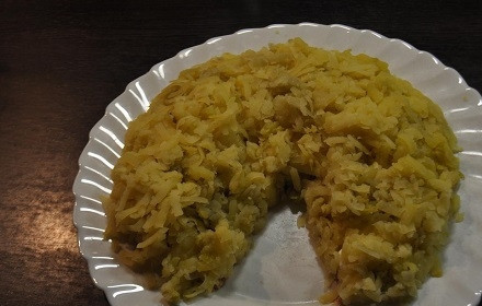 1. Этап. Салат Мимоза с мышками: Следующий слой — картофельный — слегка посолим и смажем майонезом.