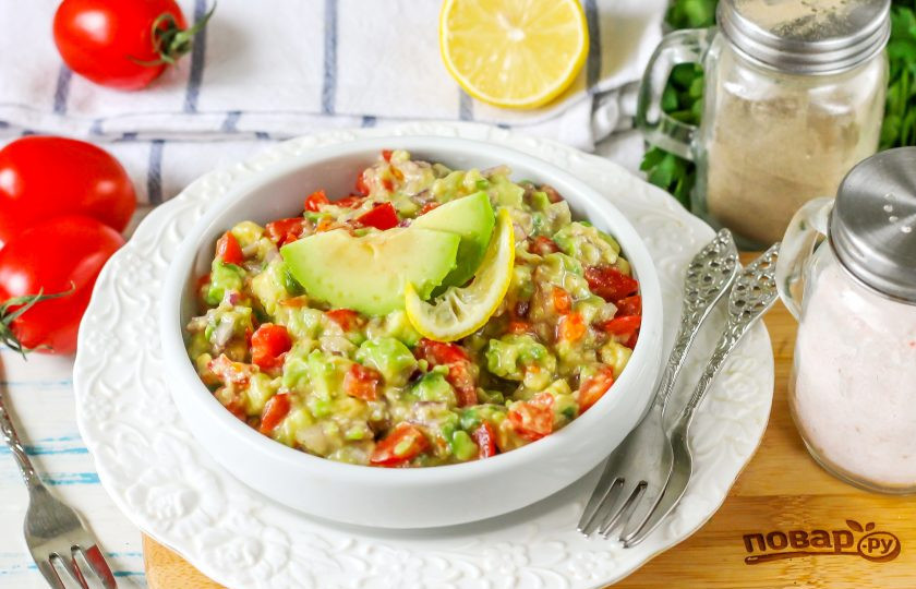 1. Этап. Гуакамоле с помидорами: Выложите соус в пиалу или креманку, украсьте и сразу же подайте к столу.