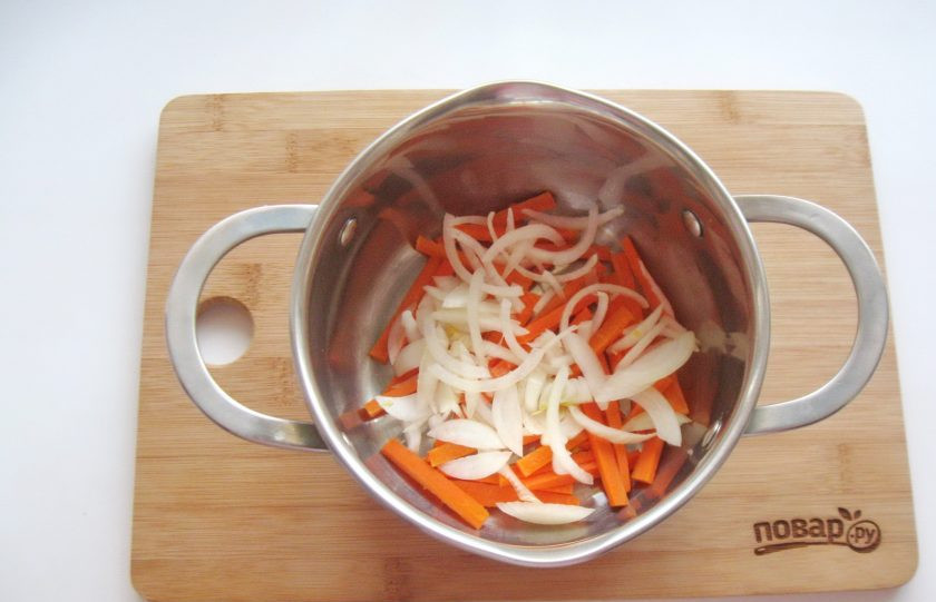 1. Этап. Диетическая рыба с овощами: Добавьте нарезанный лук, который предварительно очистите и помойте.
