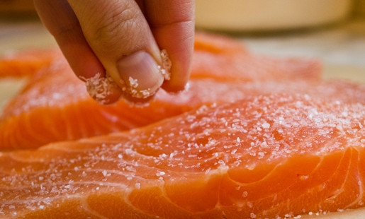 1. Этап. Сёмга в глазури: 3. Тем временем рыбу натрите солью.