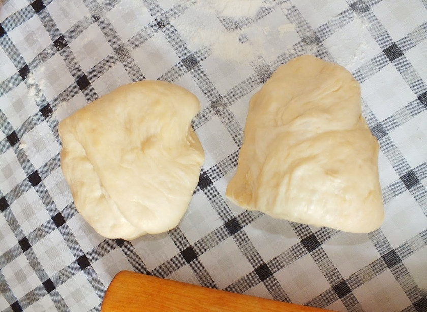 1. Этап. Дрожжевой пирог с повидлом: Разделите тесто на две части.