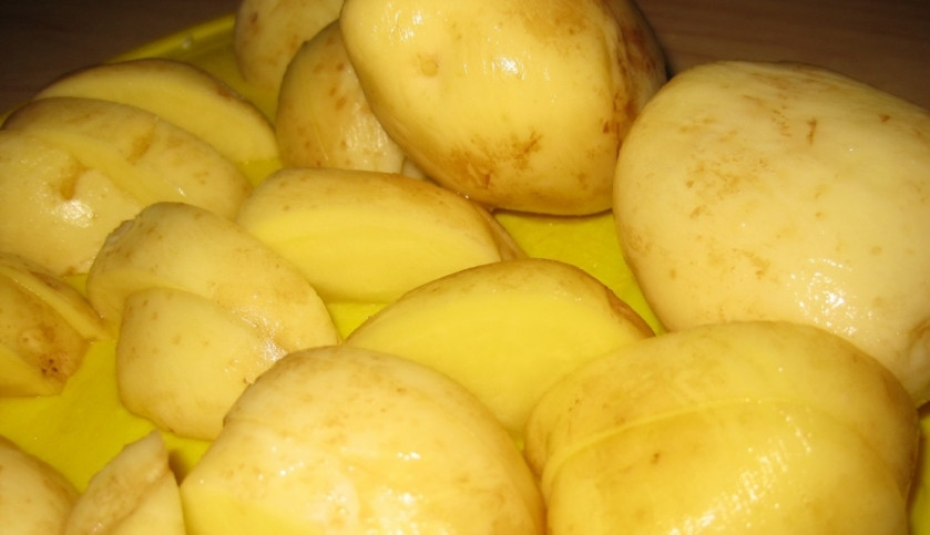 1. Этап. Жаркое из цыпленка: Картофель нарежьте дольками.