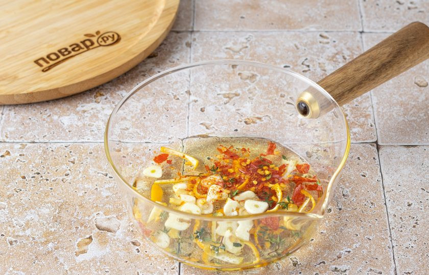 1. Этап. Острые оливки с лимоном: В небольшой сотейник налейте масло и нагрейте его на среднем огне. Добавьте тимьян, чеснок, цедру цитрусовых и измельченный перец чили. Прогрейте до легкого золотистого цвета чеснока.