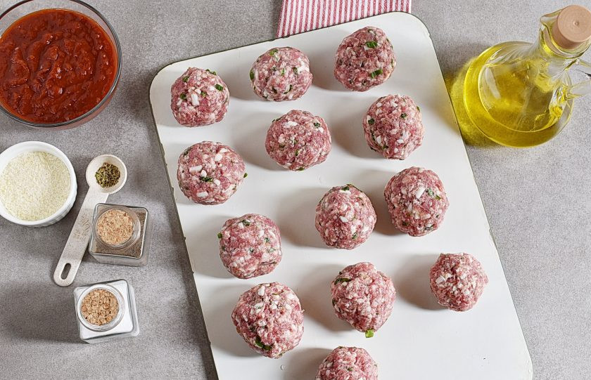 1. Этап. Итальянский ужин: Влажными руками скатайте фрикадельки среднего размера. Выложите на доску.