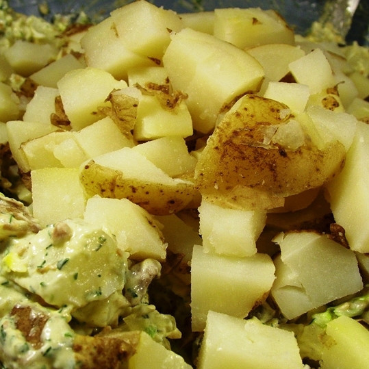 1. Этап. Картофельный салат с беконом: Как вы наверное уже догадались, добавляем нарезанный картофель в салат.