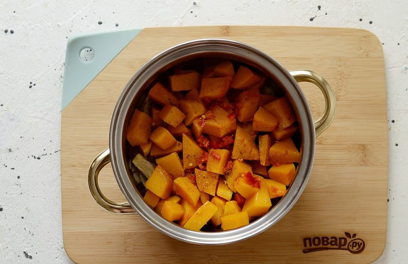 1. Этап. Тыквенный суп в тайском стиле: Затем добавьте карри, сок лайма, запеченную тыкву и перец чили.