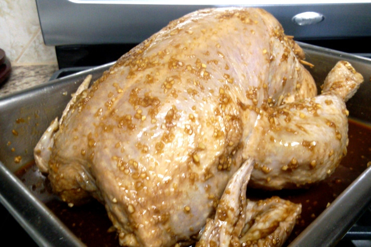 1. Этап. Курица, фаршированная рисом, в духовке: Итак, промываем и вытираем насухо тушку курицы. Затем измельчаем кусочек свежего имбиря и 5-6 зубчиков чеснока, выкладываем их в мисочку, добавляем 4,5 ложки устричного соуса, 3 ложки соевого, белый молотый перец и соль по вкусу, перемешиваем ингредиенты - соус готов. Натираем соусом курицу (внутри и снаружи, а также под кожей) и оставляем ее на ночь мариноваться в холодильнике. Рис следует также замочить на ночь в теплой воде, она должна на 2-2,5 см подниматься над крупой.