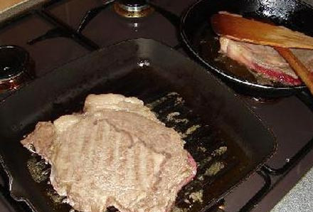 1. Этап. Филе в Английском стиле Эссекс: Переворачивайте филе. Когда мясо подрумянится снимите его с плиты.