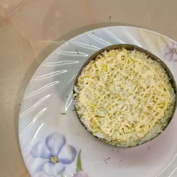 1. Этап. Салат Вкуснейший: Сверху посолить и смазать майонезом.