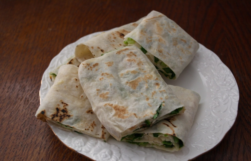 1. Этап. Лаваш с плавленым сыром и зеленью: 8. На сухой сковороде обжарьте каждый кусочек с двух сторон до появления едва заметных румяных бочков. На каждой стороне по 1 минуте.