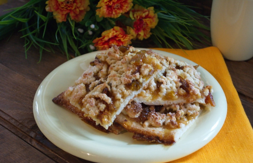 1. Этап. Печенье на кефире с вареньем: Запекайте печенье в духовке при 200 градусов до готовности (15 минут). Готовое горячее тесто нарезать на квадратики и подать к столу.