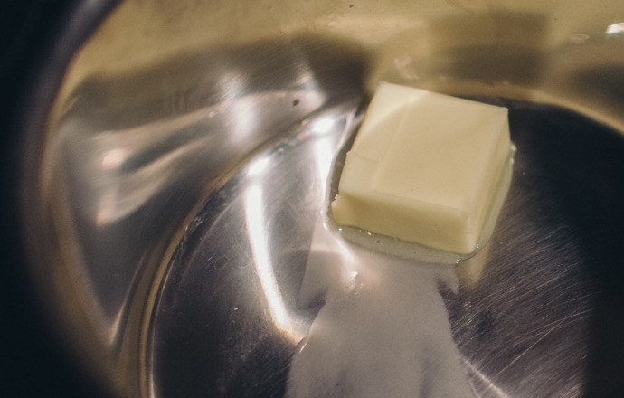 1. Этап. Горячие бутерброды с яблоком: 1. Растопите сливочное масло в кастрюле на среднем огне.