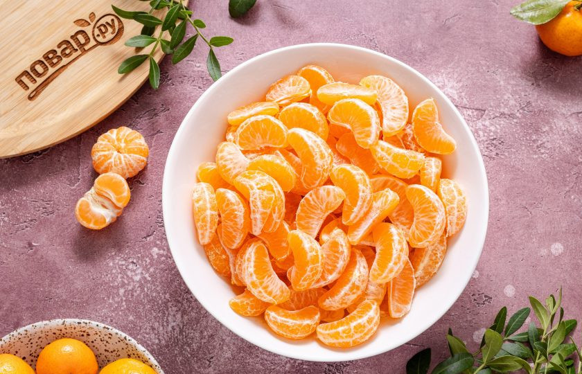 1. Этап. Варенье из мандаринов без кожуры: В это время очистите мандарины от кожуры, удалите белые прожилки и разделите на дольки. Если встречаются косточки, то их лучше сразу удалить.