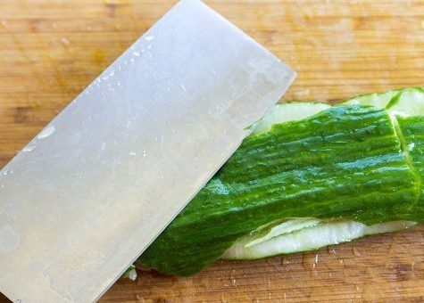 1. Этап. Салат из курицы с огурцами по-китайски: 1. Огурцы лучше выбирать с тонкой кожурой и перед нарезкой их нужно немного отбить. Это нужно для того, чтобы выпустить лишний сок и сделать их мягче. Затем разбейте их крупным ножом на такие же крупные куски. Азиатские салаты 