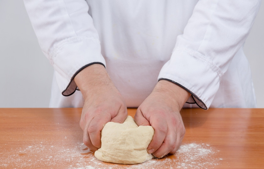 1. Этап. Тесто для пиццы за 5 минут: 2. Очень тщательно вымесите, лучше всего - в блендере или хлебопечке. Если вручную - то не менее 10 минут.