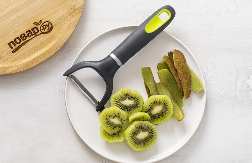 1. Этап. Смузи из авокадо и киви: Киви очистите от кожуры, нарежьте ломтиками.