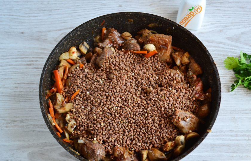 1. Этап. Гречка по-купечески с грибами: Всыпьте в сковороду гречку.