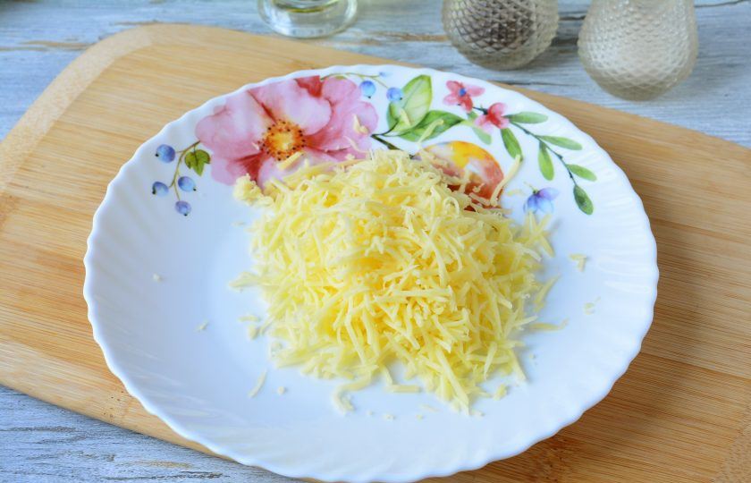 1. Этап. Салат с маринованными грибами и кукурузой: Сыр натрите на терке.