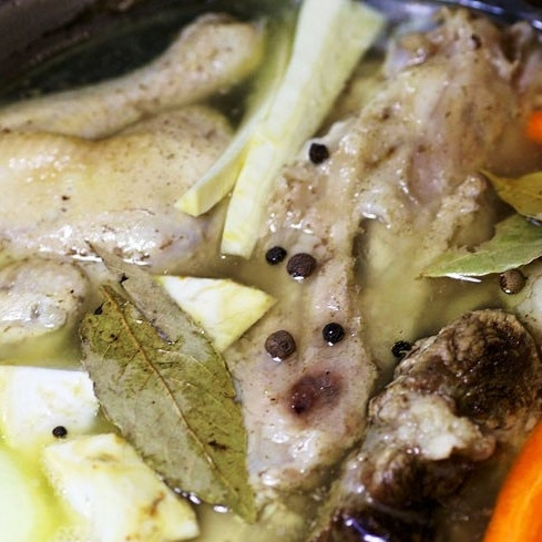 1. Этап. Студень: Туда же добавляем соль, перец и лавровый лист.