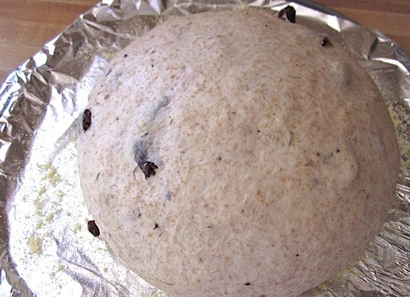 1. Этап. Хлеб с оливками: 8. Снова накройте тесто пленкой и оставьте его на 1,5-2 часа.