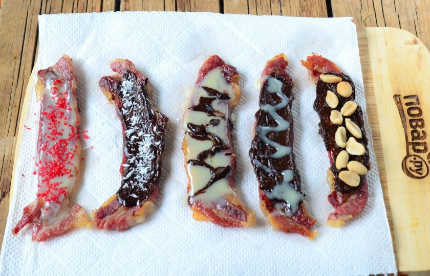 1. Этап. Бекон в шоколаде на вечеринку: Сверху украсьте по своему усмотрению, это может быть кокосовая стружка, различные орехи, кондитерская присыпка, измельченное печенье «Орео» и проч.
