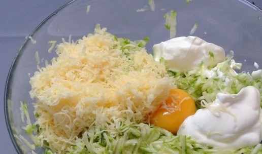 1. Этап. Вафли из кабачков: Добавить тертый сыр.