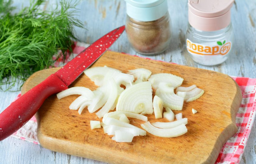 1. Этап. Жареная картошка с грудинкой: Почистите лук и нарежьте полукольцами.